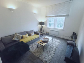 Luxe & Stylish Centralised Watford Apt - Fast Wi-Fi & Free Parking Near Harry Potter Studios Tour